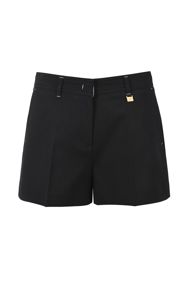 미니멀하고 클래식한 무드의 Ava 하프 팬츠입니다. 폴리에스테르 소재로 제작되어 구김이 적고 형태 유지력이 뛰어나며, 레귤러핏으로 편안하게 착용할 수 있습니다. 아이보리, 베이지, 그레이, 블랙 4가지 색상으로 출시되었으며, 벨트 루프와 로고 장식으로 포인트를 더해 데일리룩에 활용하기 좋습니다.
