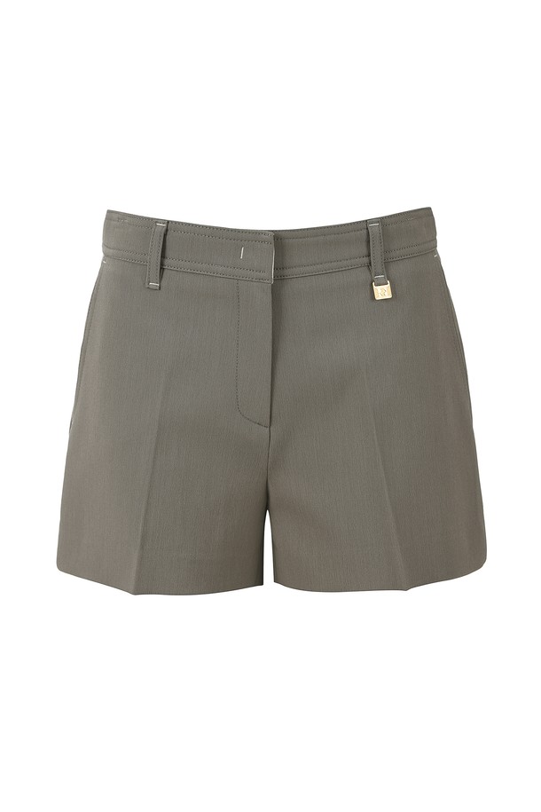 Ava 하프 팬츠는 여성용 반바지로, 미니멀, 클래식, 베이직한 스타일을 연출하기에 좋습니다. IVORY, BEIGE, GRAY, BLACK 네 가지 컬러로 출시되었으며, 봄, 여름 계절에 적합합니다. 폴리에스테르 소재의 부드러운 촉감과 레귤러 핏으로 편안하게 착용할 수 있으며, 벨트 루프, 로고 디테일, 앞면 트임, 주름 방지 기능이 특징입니다.
