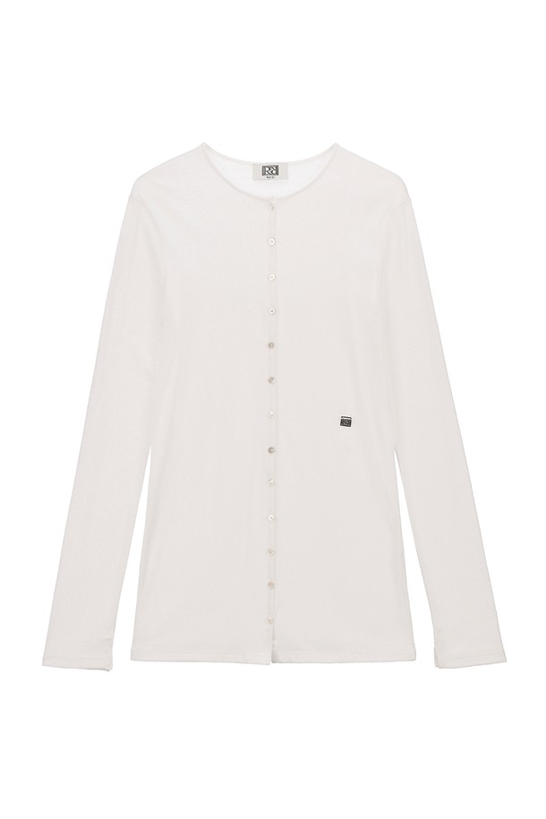 힙 라인을 덮는 롱 기장의 부클 버튼 가디건입니다. 면과 폴리에스테르 혼방 소재로 제작되었으며, 두께감 있는 얇은 니트 텍스처가 특징입니다. 아이보리, 베이지, 브라운, 블랙 4가지 색상으로 출시되었으며, 자개 버튼으로 고급스러운 포인트를 더했습니다.
