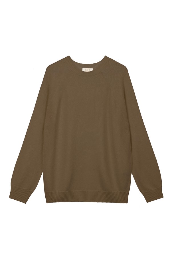 부드러운 촉감의 Wholegarment Awesome 라운드 니트는 아이보리, 핑크, 모카, 민트, 블랙 5가지 컬러로 출시되어 봄, 초여름에 활용하기 좋습니다. 아크릴, 레이온, 린넨 혼방 소재로 제작되어 얇고 가벼운 착용감을 선사하며, 핏은 루즈하고 긴 소매, 홀가먼트 디자인으로 편안하면서도 세련된 스타일을 연출합니다. 특히 얇은 두께감과 신축성으로 활동성을 높였으며, 로우게이지 니트 짜임과 이음새 없는 홀가먼트 공법으로 제작되어 바이크쇼츠나 레깅스와 매치하여 트렌디하게 연출할 수 있습니다.
