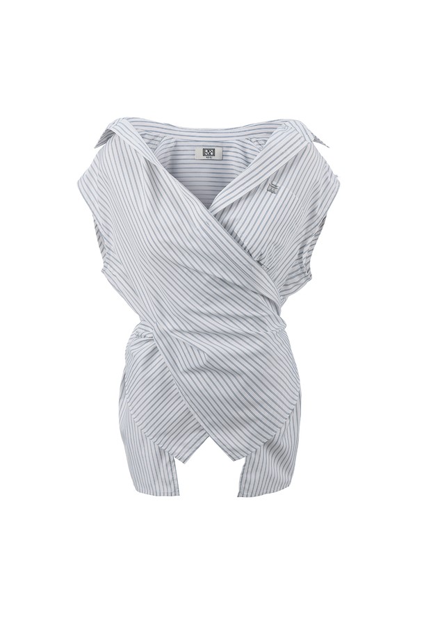 "Summer Chilling Check Sleeveless Shirt"는 면과 폴리에스테르 혼방 소재의 여성용 민소매 셔츠입니다. 우아한 스타일의 레귤러핏으로, 베이지, 핑크, 블루 세 가지 색상으로 출시되었으며, 스트라이프 패턴과 레귤러 칼라가 특징입니다. 앞 단추와 뒷면 단추 구멍 디자인, 투웨이 연출, 가슴 포켓, 와펜 디테일, 뒷면 사이즈 조절 기능이 있으며, 얇은 두께와 비침이 있는 점 참고 바랍니다.
