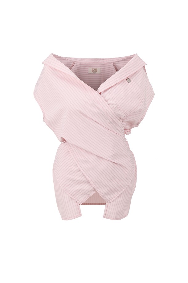 여름의 싱그러움을 담은 "Summer Chilling Check Sleeveless Shirt"입니다. 베이지, 핑크, 블루 세 가지 컬러의 체크/스트라이프 패턴으로 모던한 분위기를 연출하며, 얇은 두께와 오버핏 디자인으로 편안한 착용감을 선사합니다. 면과 폴리에스테르 혼방 소재에 민소매, 칼라넥, 가슴 포켓 및 와펜 디테일, 투웨이 연출, 뒷면 교차 디자인이 돋보이며, 비침이 있으니 이너웨어와 함께 스타일링하세요.
