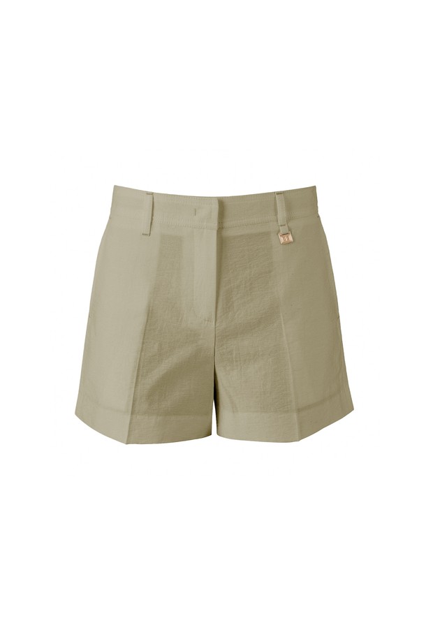 Summer Ava 하프 팬츠는 레이온, 린넨, 나일론 혼방 소재로 제작되어 가볍고 시원한 착용감을 선사합니다. 아이보리, 베이지, 블랙 세 가지 색상으로 출시되었으며, 클래식한 스타일과 레귤러 핏으로 일상에서 편안하게 착용하기 좋습니다. 프리미엄 하드웨어 버클 디테일과 깔끔한 실루엣이 돋보이며, 통기성이 뛰어나 습한 여름 날씨에도 쾌적함을 유지해 줍니다.
