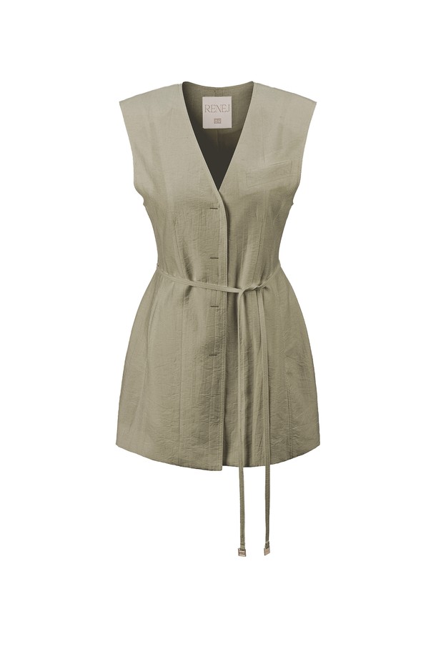 Summer Ava Vest Dress는 여성용 브이넥 슬리브리스 베스트 디자인으로, 미니멀하고 베이직한 스타일을 연출합니다. 레이온, 린넨, 나일론 혼방 소재로 제작되었으며, IVORY, BEIGE, BLACK 세 가지 색상으로 만나볼 수 있습니다. 앞면 트림 디테일, 히든 이너 클로저, 백넥 로고 메탈 장식, 로고 참 디테일 벨트, 벨트 스타일링이 가능한 레귤러핏의 여름용 의상입니다.
