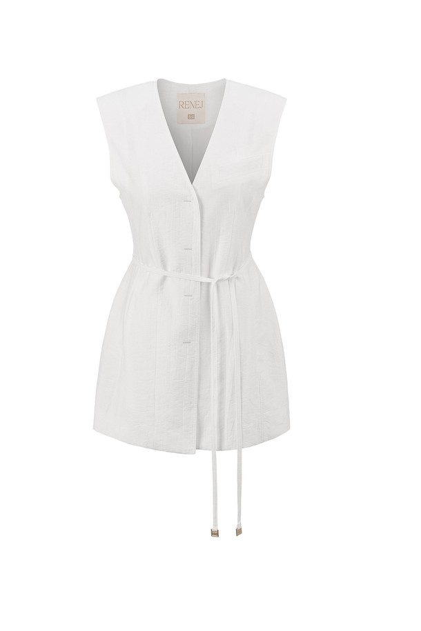 "Summer Ava Vest Dress"는 레이온, 린넨, 나일론 혼방 소재로 제작되어 여름철에도 시원하게 착용 가능한 여성용 베스트 드레스입니다. 미니멀하고 베이직한 스타일로, Ivory, Beige, Black 세 가지 색상으로 출시되었습니다. 브이넥 디자인에 허리 벨트와 앞면 파이핑 디테일, 뒷목 메탈 엠블럼과 로고 장식 벨트로 포인트를 더했으며, 안감 처리되어 안정적인 착용감을 선사합니다.
