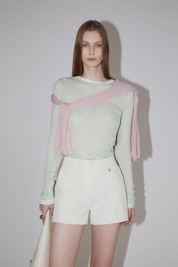 미니멀하고 클래식한 무드의 Ava 하프 팬츠입니다. 폴리에스테르 소재로 제작되어 구김이 적고 형태 유지력이 뛰어나며, 레귤러핏으로 편안하게 착용할 수 있습니다. 아이보리, 베이지, 그레이, 블랙 4가지 색상으로 출시되었으며, 벨트 루프와 로고 장식으로 포인트를 더해 데일리룩에 활용하기 좋습니다.
