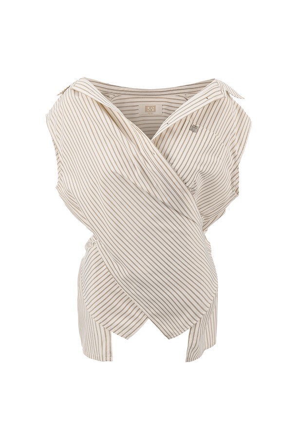 "Summer Chilling Check Sleeveless Shirt"는 면과 폴리에스테르 혼방 소재의 여성용 민소매 셔츠입니다. 우아한 스타일의 레귤러핏으로, 베이지, 핑크, 블루 세 가지 색상으로 출시되었으며, 스트라이프 패턴과 레귤러 칼라가 특징입니다. 앞 단추와 뒷면 단추 구멍 디자인, 투웨이 연출, 가슴 포켓, 와펜 디테일, 뒷면 사이즈 조절 기능이 있으며, 얇은 두께와 비침이 있는 점 참고 바랍니다.
