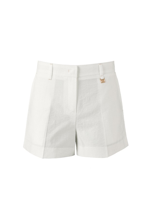 Summer Ava half Pants는 레이온, 린넨, 나일론 혼방의 여름용 경량 소재로 제작된 여성 반바지입니다. 아이보리, 베이지, 블랙 3가지 색상으로 제공되며, 클래식한 스타일을 연출합니다. 하드웨어 버클 장식과 로고 디테일이 특징이며, 비침 없이 편안하게 착용 가능합니다.
