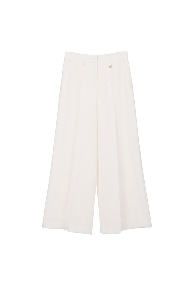 "Summer Ava 핀턱 와이드 팬츠"는 레이온, 린넨, 나일론 혼방 소재로 제작되어 여름철에도 시원하고 편안하게 착용할 수 있습니다. 우아한 무드의 와이드핏 긴바지로, 아이보리, 베이지, 블랙 세 가지 색상으로 출시되었습니다. 핀턱 디테일과 뒷포켓, 벨트 루프 메탈 장식이 더해져 세련된 느낌을 주며, 다리 라인 중앙의 핀턱은 다리를 더욱 길어 보이게 합니다.
