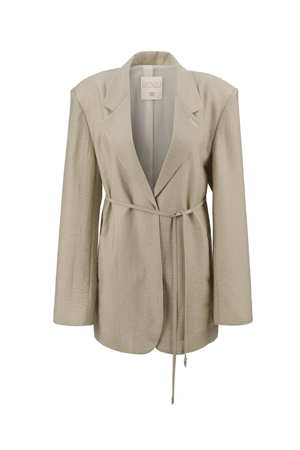 썸머 아바 테일드 오버사이즈 재킷은 여성 고객을 위한 아우터 상품입니다. 오피스룩과 일상 모두 활용 가능한 테일러드 스타일의 재킷으로, 클래식하고 미니멀한 무드를 연출합니다. 아이보리, 베이지, 블랙 세 가지 색상으로 출시되었으며, 레이온, 린넨, 나일론 혼방 소재로 제작되어 여름에도 시원하게 착용할 수 있습니다. 허리끈과 로고 장식이 포인트이며, 안감이 있어 깔끔한 마감 처리를 자랑합니다. 오버핏 디자인과 긴 소매 기장으로 편안하면서도 세련된 스타일을 완성합니다.
