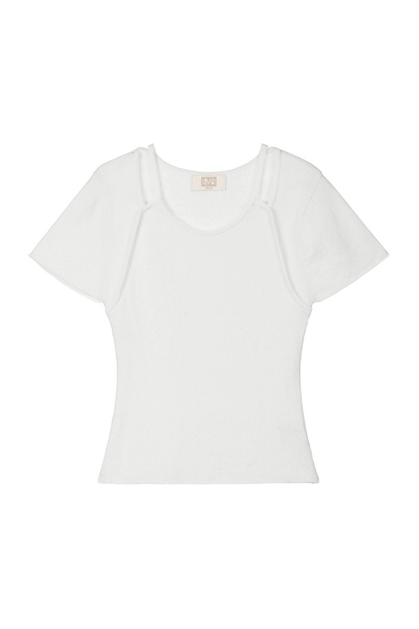 코튼 더블 티셔츠는 이너 민소매와 반소매가 레이어드된 디자인으로, 베이직한 스타일을 추구하는 여성분들을 위한 상의입니다. 아이보리, 민트, 핑크, 레드, 블랙, 화이트, 먹색, 네이비 등 다양한 색상으로 출시되어 폭넓은 선택지를 제공합니다. 면과 나일론 혼방 소재로 제작되어 부드러운 촉감과 신축성을 자랑하며, 얇은 두께감으로 봄, 여름 시즌에 시원하게 착용 가능합니다. 슬림핏 라운드넥 디자인으로 캐주얼, 미니멀, 걸리시한 스타일을 연출하기 좋으며, 데이트룩, 동네 마실룩, 카페룩 등 다양한 TPO에 활용하기 좋습니다. 깔끔한 스트랩 부분 니트 코튼 스티칭 디테일이 돋보이며, 비침 걱정 없이 편안하게 즐길 수 있습니다.
