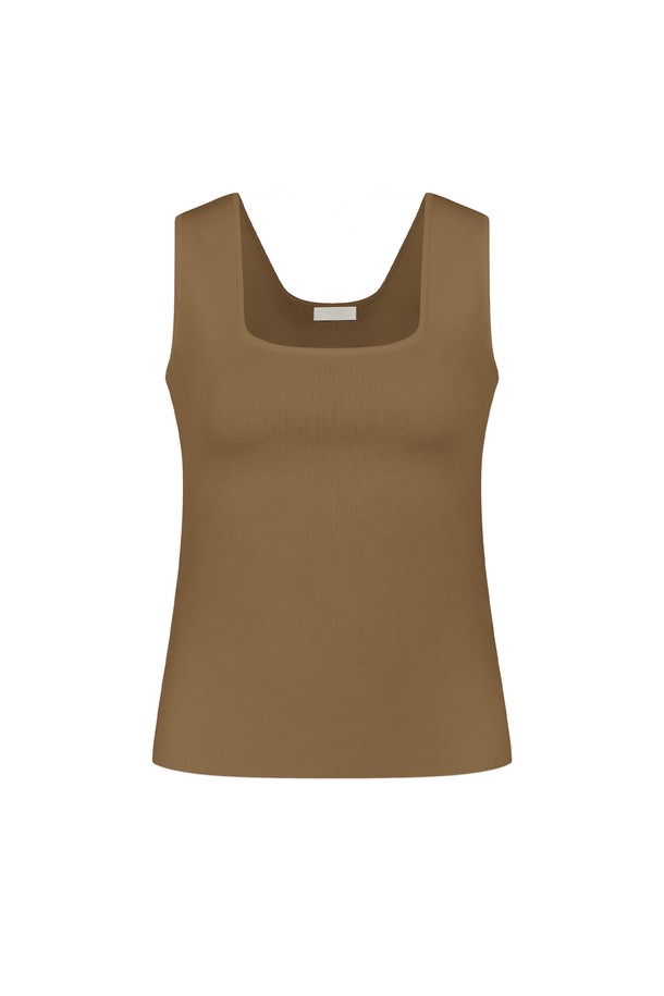 스퀘어 라이트 민소매는 베이직한 스타일의 여성 민소매 상의입니다. 레이온과 나일론 혼방 소재로 제작되어 부드러운 촉감을 선사하며, 얇은 두께감으로 여름철 시원하게 착용할 수 있습니다. 슬림핏 디자인에 14게이지 립 조직으로 제작되어 슬리밍 효과를 주며, 허리 라인을 강조하여 더욱 여성스러운 실루엣을 연출합니다. 데이트룩, 카페룩, 여행룩 등 다양한 TPO에 맞춰 미니멀, 클래식, 로맨틱 스타일을 모두 소화 가능하며, 무지 디자인으로 어떤 하의와도 쉽게 매치할 수 있습니다. 스퀘어넥 라인이 돋보이는 이 민소매는 화이트, 크림, 그린, 민트, 핑크, 베이지, 레드, 모카, 차콜, 블랙 등 다양한 10가지 컬러로 출시되어 폭넓은 선택지를 제공합니다.
