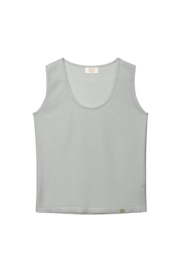 "Edition Sleeveless"는 부드러운 촉감과 신축성을 갖춘 여성용 민소매 상의입니다. 크림, 베이지, 그레이, 블랙의 베이직한 컬러로 출시되었으며, 면과 폴리에스테르 혼방의 하이게이지 니트 소재를 사용하여 얇고 시원한 착용감을 제공합니다. 라운드넥에 릴랙스 핏, 크롭 기장으로 여름철 일상복 또는 이너웨어로 활용하기 좋습니다.
