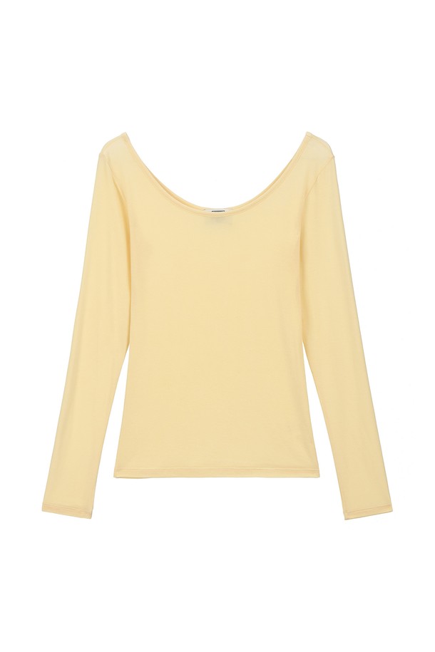 쇄골 라인을 살려 여성스러운 실루엣을 연출하는 New deep U-neck 티셔츠입니다. 텐셀, 울, 스판덱스 혼방 소재로 부드러운 촉감과 뛰어난 착용감을 선사하며, 사계절 내내 활용 가능한 베이직 아이템입니다. 아이보리, 베이지, 핑크, 옐로우 블루, 블랙 등 다채로운 5가지 컬러로 출시되었으며, 레귤러핏과 긴 소매 기장으로 편안하게 착용할 수 있습니다.
