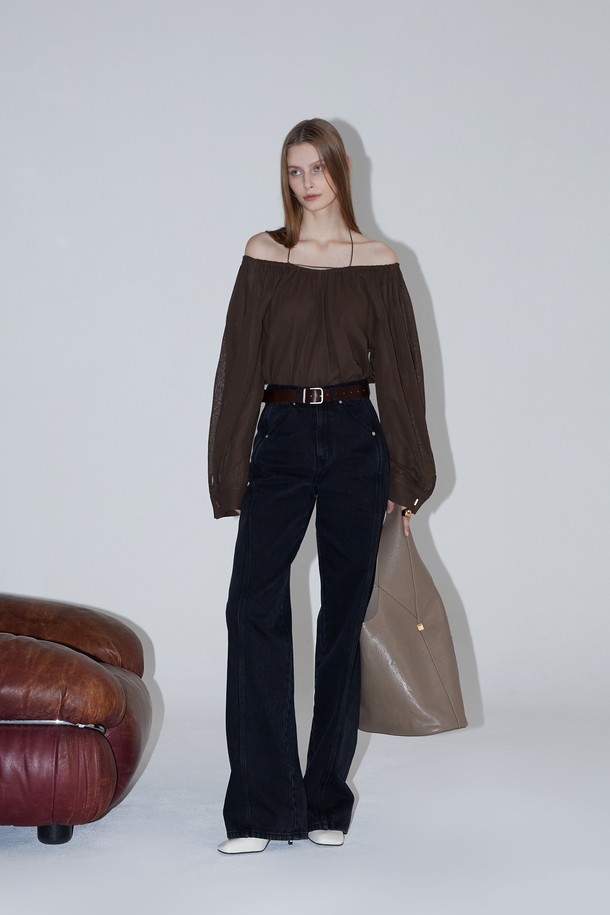 프릴 오프숄더 블라우스는 페미닌한 무드를 연출하는 여성 의류입니다. 아이보리 핑크, 브라운 블랙 두 가지 색상으로 출시되었으며, 봄, 여름 계절에 특히 잘 어울립니다. 면과 폴리에스테르 혼방 소재로 제작되어 부드러운 촉감을 선사하며, 얇은 두께감으로 시원하게 착용할 수 있습니다. 시어서커 패턴과 긴 소매, 레귤러 핏, 오프숄더 네크라인, 프린세스 라인 절개, 넥 스트랩, 사이드 슬릿, 칼라 플리츠, 금속 장식, 탈부착 넥 스트랩, 사이드 턱 등의 특징으로 디자인되었습니다. 데이트룩, 카페룩, 모임룩 등 다양한 TPO에 클래식, 미니멀, 로맨틱 스타일로 코디네이션할 수 있습니다.
