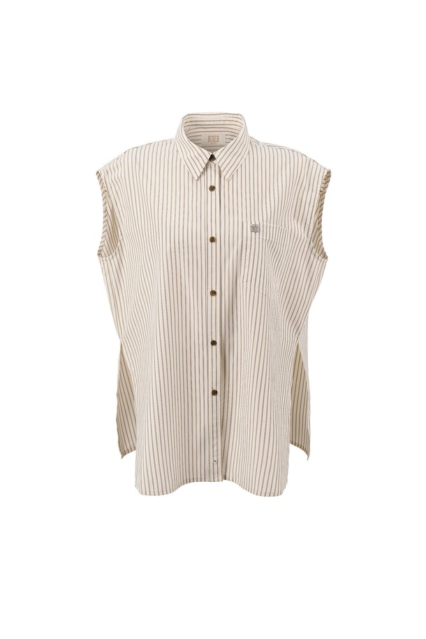 여름철 시원하게 즐길 수 있는 'Summer Chilling Check Sleeveless Shirt'입니다. 베이직하고 캐주얼한 스타일의 여성 의류로, 베이지, 블루, 핑크 세 가지 컬러의 체크 패턴과 스트라이프 패턴으로 디자인되었습니다. 면과 폴리에스테르 혼방 소재로 제작되었으며, 오버핏 레귤러 기장의 민소매 셔츠/블라우스입니다. 앞면 버튼 여밈, 가슴 포켓, 등면 크로스 버튼, 투웨이 착용, 사이즈 조절 기능 등으로 다양한 스타일을 연출할 수 있습니다.
