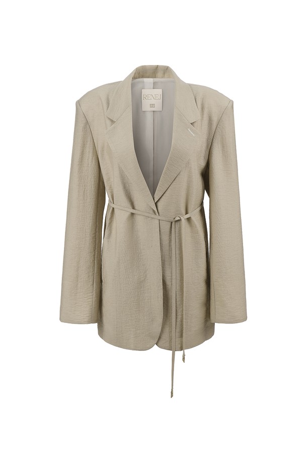 써머 에바 테일드 오버사이즈 재킷은 레이온, 린넨, 나일론 혼방 소재로 제작되어 여름에도 시원하게 착용할 수 있습니다. 오피스룩, 비즈니스 캐주얼, 회의룩에 적합한 클래식, 미니멀, 시크 스타일의 테일러드 재킷입니다. 아이보리, 베이지, 블랙 세 가지 컬러로 출시되었으며, 오버핏 실루엣과 싱글 버튼 여밈으로 세련된 분위기를 연출합니다. 테일러드 칼라, 로고 장식 벨트, 대비색상 이너칼라, 클린한 라인이 특징이며, 안감이 있어 고급스러운 착용감을 선사합니다. 긴 소매 기장의 중간 두께 재킷으로, 포멀한 자리에서도 돋보이는 스타일을 완성할 수 있습니다.
