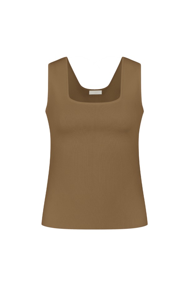 스퀘어 라이트 슬리브리스는 여성 의류 상의 카테고리의 제품으로, 일상 및 여름 자켓 이너 용도로 활용하기 좋습니다. 레이온과 나일론 혼방 소재로 제작되어 부드러운 촉감과 얇은 두께감으로 시원하게 착용 가능합니다. 슬림핏 디자인에 스퀘어넥 라인으로 세련된 분위기를 연출하며, 허리 라인을 강조해 날씬한 실루엣을 만들어줍니다. 민소매 디자인으로 여름철 시원하게 입을 수 있으며, 베이직한 스타일의 무지 패턴으로 다양한 하의와 손쉽게 매치할 수 있습니다. 데이트룩, 카페룩, 여름 바캉스룩 등 다양한 TPO에 어울리며, 미니멀, 걸리시, 클래식 스타일을 즐겨 입는 분들께 추천합니다.
