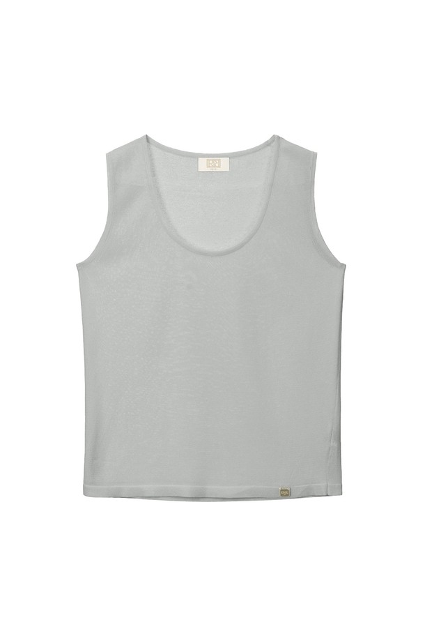 "Edition Sleeveless"는 부드러운 촉감과 신축성을 갖춘 여성용 민소매 상의입니다. 크림, 베이지, 그레이, 블랙의 베이직한 컬러로 출시되었으며, 면과 폴리에스테르 혼방의 하이게이지 니트 소재를 사용하여 얇고 시원한 착용감을 제공합니다. 라운드넥에 릴랙스 핏, 크롭 기장으로 여름철 일상복 또는 이너웨어로 활용하기 좋습니다.

