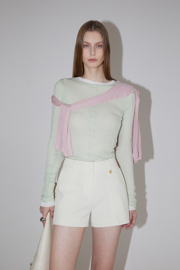 Ava 하프 팬츠는 여성용 반바지로, 미니멀, 클래식, 베이직한 스타일을 연출하기에 좋습니다. IVORY, BEIGE, GRAY, BLACK 네 가지 컬러로 출시되었으며, 봄, 여름 계절에 적합합니다. 폴리에스테르 소재의 부드러운 촉감과 레귤러 핏으로 편안하게 착용할 수 있으며, 벨트 루프, 로고 디테일, 앞면 트임, 주름 방지 기능이 특징입니다.
