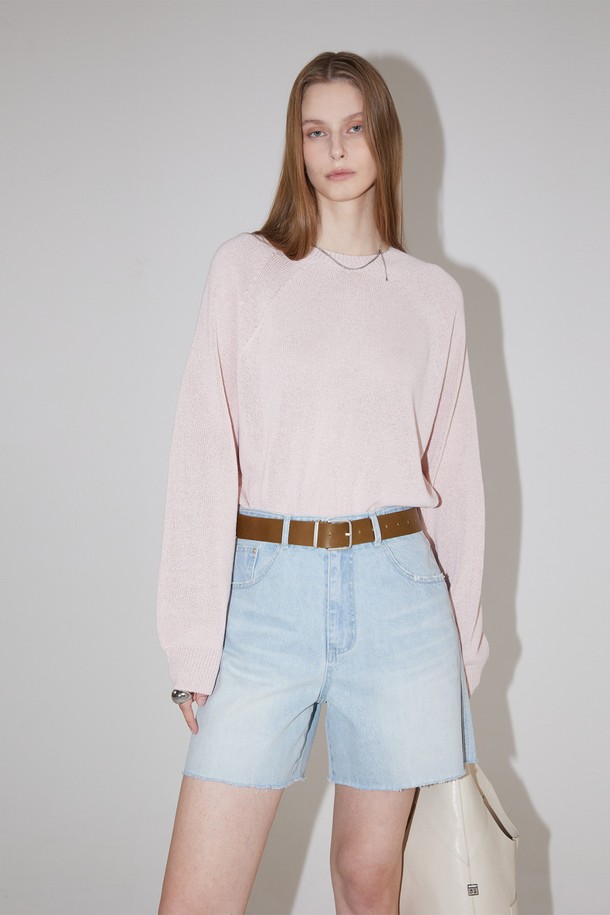 부드러운 촉감의 Wholegarment Awesome 라운드 니트는 아이보리, 핑크, 모카, 민트, 블랙 5가지 컬러로 출시되어 베이직한 스타일을 연출합니다. 얇은 두께감과 루즈핏으로 편안하게 착용 가능하며, 8게이지 홀가먼트 니트 짜임으로 시접 없이 깔끔한 실루엣을 선사합니다. 긴 소매와 롱 기장으로, 봄, 초여름 시즌 바이크 쇼츠나 레깅스와 함께 레이어드하여 다양한 스타일링을 즐겨보세요.
