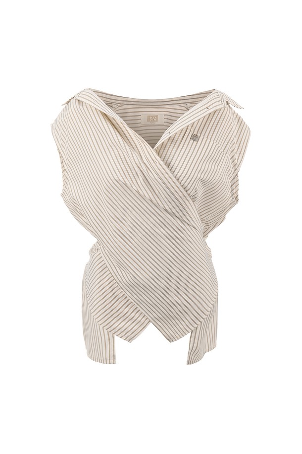 여름의 싱그러움을 담은 "Summer Chilling Check Sleeveless Shirt"입니다. 베이지, 핑크, 블루 세 가지 컬러의 체크/스트라이프 패턴으로 모던한 분위기를 연출하며, 얇은 두께와 오버핏 디자인으로 편안한 착용감을 선사합니다. 면과 폴리에스테르 혼방 소재에 민소매, 칼라넥, 가슴 포켓 및 와펜 디테일, 투웨이 연출, 뒷면 교차 디자인이 돋보이며, 비침이 있으니 이너웨어와 함께 스타일링하세요.
