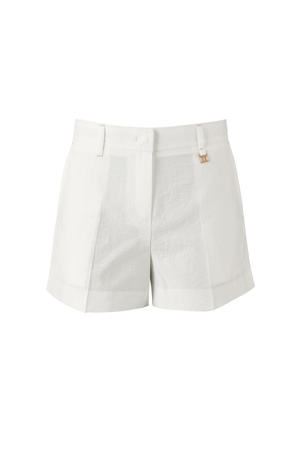 Summer Ava half Pants는 레이온, 린넨, 나일론 혼방 소재로 제작되어 가볍고 시원한 착용감을 선사하는 여성 반바지입니다. 아이보리, 베이지, 블랙 세 가지 기본 컬러에 레귤러핏으로 디자인되어, 클래식하고 베이직한 스타일을 연출하며 일상복으로 활용하기 좋습니다. 하드웨어 버클 장식과 로고 디테일이 돋보이며, 여름철 다양한 아이템과 쉽게 스타일링할 수 있습니다.
