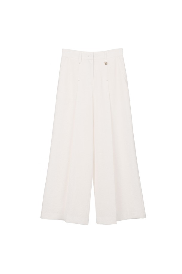 여름 시즌을 위한 우아한 스타일의 Summer Ava 핀턱 와이드 팬츠입니다. 레이온, 린넨, 나일론 혼방 소재로 제작되어 시원하고 편안한 착용감을 선사하며, 핀턱 디테일과 메탈 하드웨어 장식이 고급스러운 포인트를 더합니다. 아이보리, 베이지, 블랙 세 가지 색상으로 출시되어 일상에서 폭넓게 활용 가능하며, 와이드핏과 롱 기장으로 다리가 길어 보이는 효과를 줍니다.
