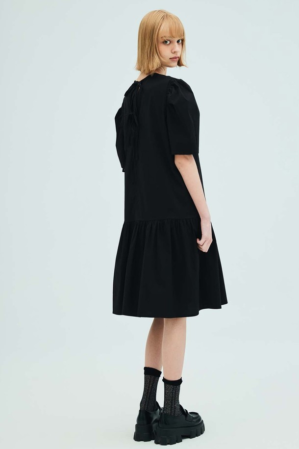 OPENING SUNSHINE - 반소매 원피스 - Back Ribbon Shirring Dress_Black