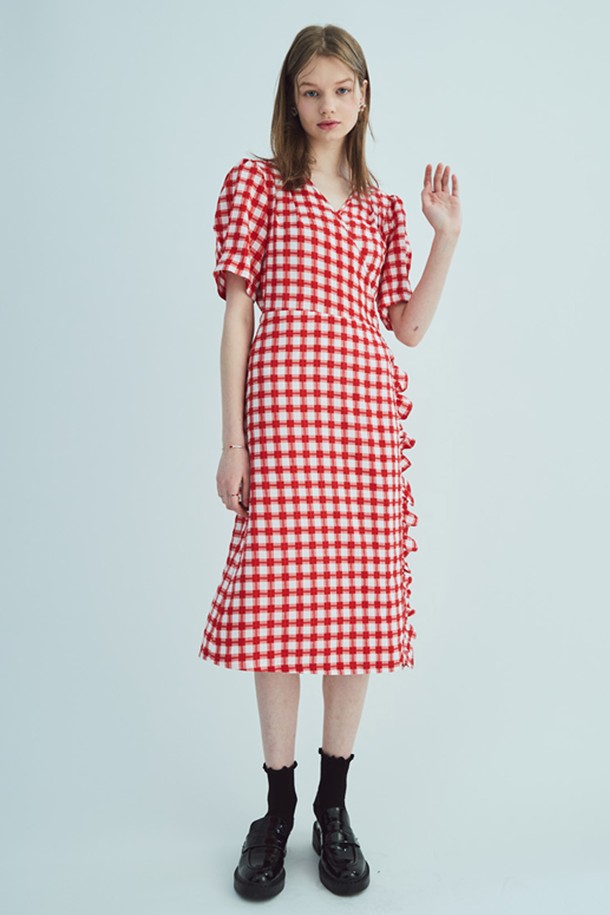 OPENING SUNSHINE - 반소매 원피스 - RUFFLE WRAP DRESS_RED CHECK