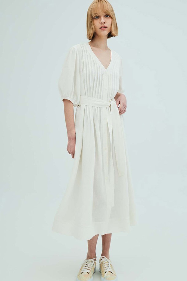 OPENING SUNSHINE - 반소매 원피스 - LINEN PLEATED DRESS IVORY