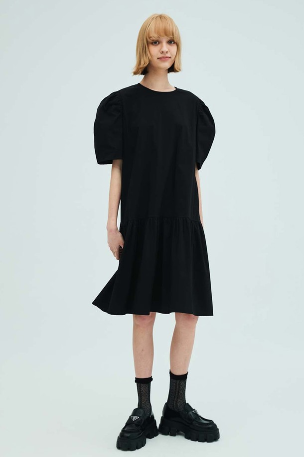 OPENING SUNSHINE - 반소매 원피스 - Back Ribbon Shirring Dress_Black