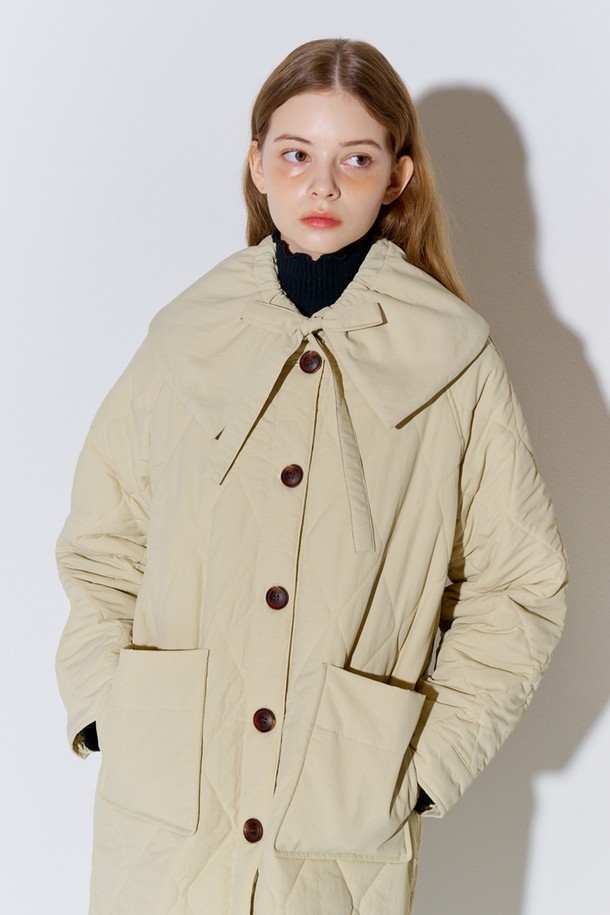 [리퍼브] 빅 카라 퀼팅 롱 코트 베이지는 여성스러운 실루엣을 연출하는 롱 기장의 퀼팅 코트입니다. 부드러운 촉감의 나일론과 폴리에스테르 혼방 소재로 제작되었으며, 베이지와 네이비 두 가지 색상으로 제공됩니다. 클래식한 무드의 레귤러핏으로, 세일러 카라 분리 및 볼륨감 있는 연출이 가능하며, 이중 포켓으로 실용성을 높였습니다.
