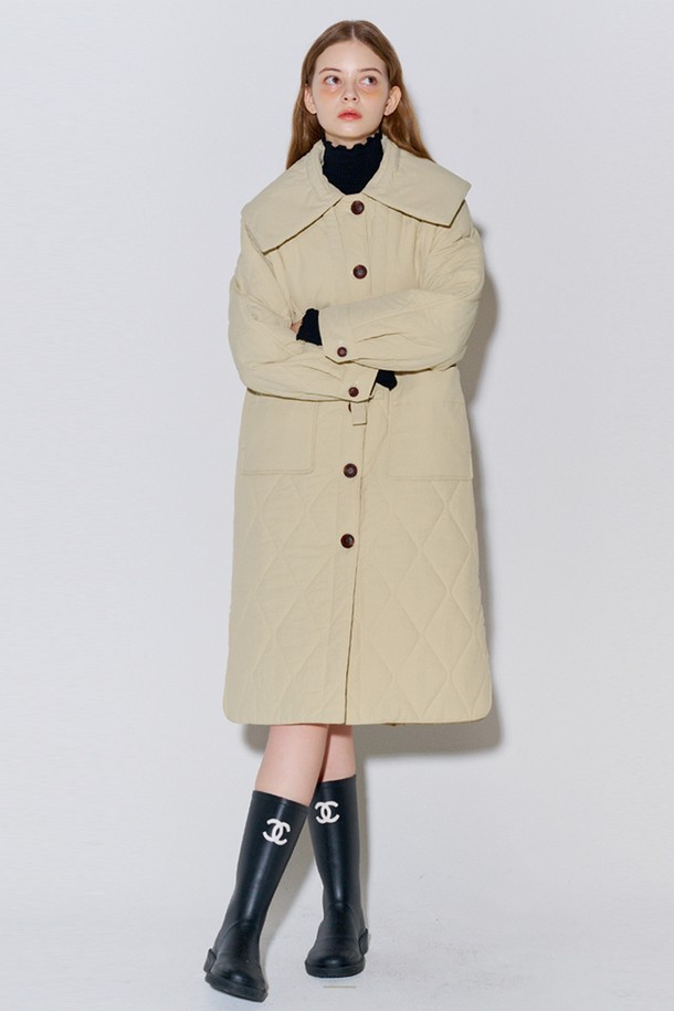 [리퍼브] 빅 카라 퀼팅 롱 코트 베이지는 여성스러운 실루엣을 연출하는 롱 기장의 퀼팅 코트입니다. 부드러운 촉감의 나일론과 폴리에스테르 혼방 소재로 제작되었으며, 베이지와 네이비 두 가지 색상으로 제공됩니다. 클래식한 무드의 레귤러핏으로, 세일러 카라 분리 및 볼륨감 있는 연출이 가능하며, 이중 포켓으로 실용성을 높였습니다.
