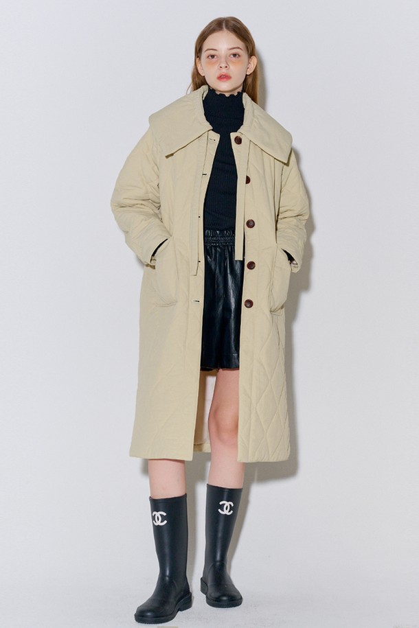 [리퍼브] 빅 카라 퀼팅 롱 코트 베이지는 여성스러운 실루엣을 연출하는 롱 기장의 퀼팅 코트입니다. 부드러운 촉감의 나일론과 폴리에스테르 혼방 소재로 제작되었으며, 베이지와 네이비 두 가지 색상으로 제공됩니다. 클래식한 무드의 레귤러핏으로, 세일러 카라 분리 및 볼륨감 있는 연출이 가능하며, 이중 포켓으로 실용성을 높였습니다.
