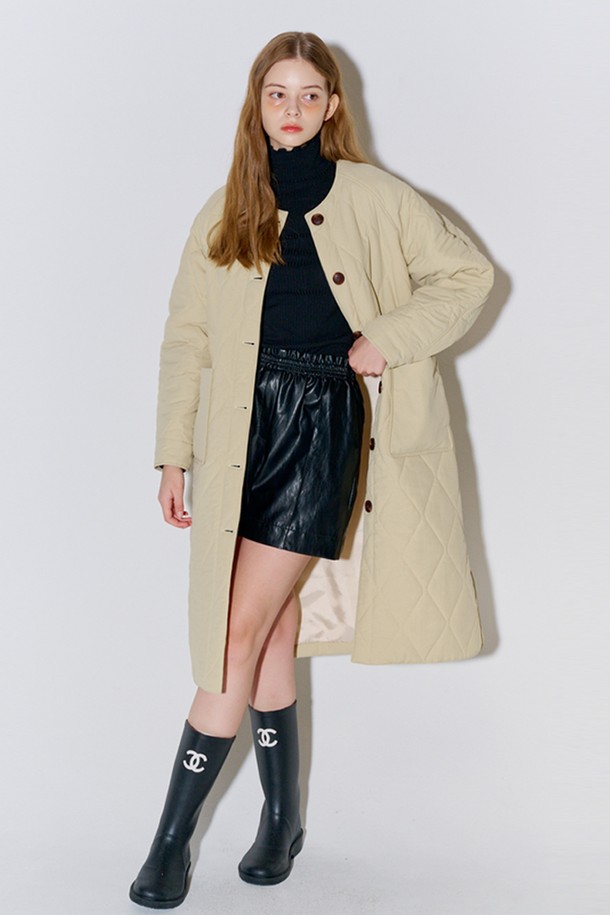 [리퍼브] 빅 카라 퀼팅 롱 코트 베이지는 여성스러운 실루엣을 연출하는 롱 기장의 퀼팅 코트입니다. 부드러운 촉감의 나일론과 폴리에스테르 혼방 소재로 제작되었으며, 베이지와 네이비 두 가지 색상으로 제공됩니다. 클래식한 무드의 레귤러핏으로, 세일러 카라 분리 및 볼륨감 있는 연출이 가능하며, 이중 포켓으로 실용성을 높였습니다.
