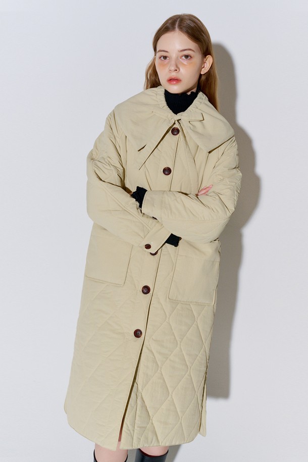 [리퍼브] 빅 카라 퀼팅 롱 코트 베이지는 여성스러운 실루엣을 연출하는 롱 기장의 퀼팅 코트입니다. 부드러운 촉감의 나일론과 폴리에스테르 혼방 소재로 제작되었으며, 베이지와 네이비 두 가지 색상으로 제공됩니다. 클래식한 무드의 레귤러핏으로, 세일러 카라 분리 및 볼륨감 있는 연출이 가능하며, 이중 포켓으로 실용성을 높였습니다.
