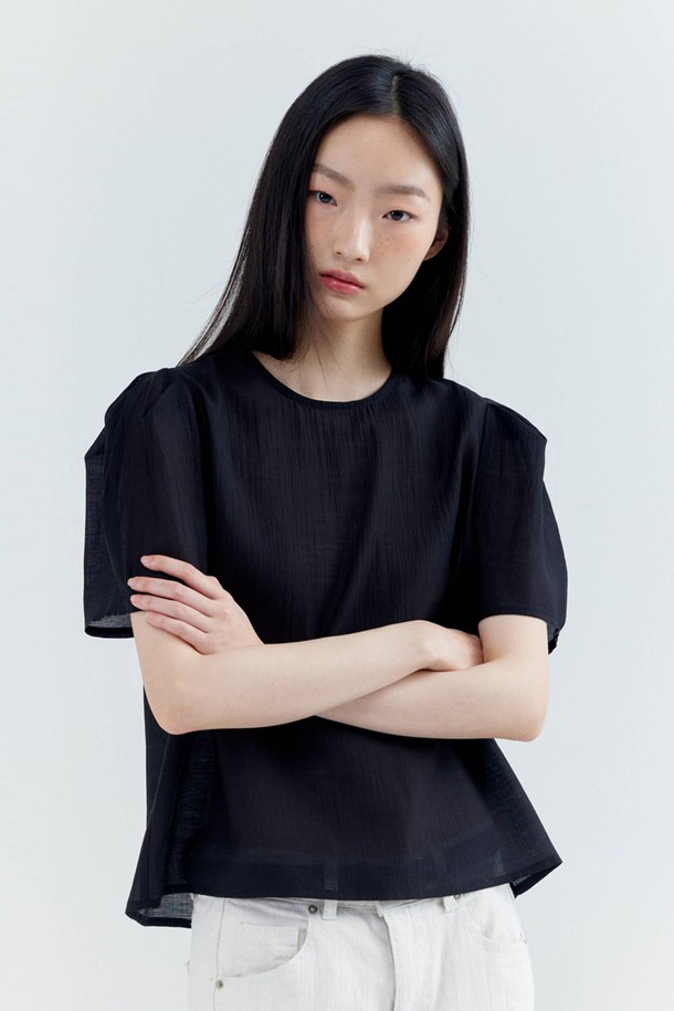 OPENING SUNSHINE - 블라우스 - Puff Sleeve Basic Short-sleeved Blouse_Black