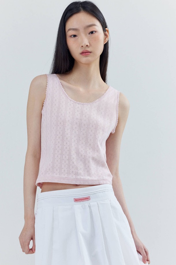 Eyelet Sleeveless Cropped Top_Pink (아이렛 슬리브리스 크롭 탑_핑크)는 페미닌한 무드를 연출하는 여성용 상의입니다. 면 소재로 제작되어 부드러운 촉감을 선사하며, 봄, 여름 계절에 시원하게 착용하기 좋습니다. 라운드넥에 아일렛 디테일이 돋보이며, 민소매와 크롭 기장으로 시원하고 세련된 스타일을 완성합니다. 데이트룩, 카페룩, 여행룩 등 다양한 TPO에 로맨틱하고 미니멀한 스타일을 더해줍니다. 매칭되는 아일렛 가디건과 세트 착용하여 더욱 매력적인 룩을 연출할 수 있습니다.
