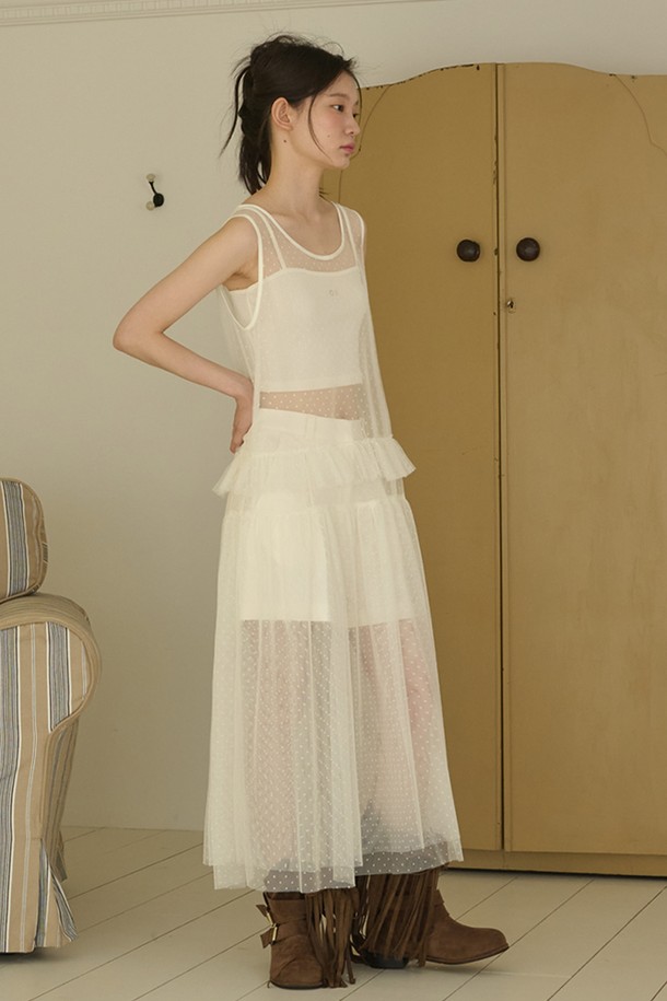 도트 시스루 롱 레이어드 메쉬 드레스_아이보리는 여성스러운 무드를 연출하는 원피스입니다. 부드러운 촉감의 나일론과 폴리에스테르 혼방 소재로 제작되어 봄, 여름 시즌에 시원하게 착용 가능합니다. 라운드넥과 민소매 디자인에 도트 패턴과 레이스 디테일이 더해져 우아하고 페미닌한 스타일을 완성합니다. 시스루 소재와 레이어드 디자인, 플리츠 디테일이 특징이며, 레귤러핏으로 편안하게 착용할 수 있습니다. 데이트룩, 카페룩, 모임룩 등 다채로운 TPO에 로맨틱, 클래식, 미니멀한 스타일로 연출해보세요.
