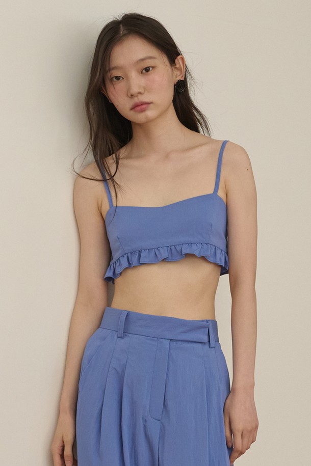 프릴 미니 뷔스티에_빈티지 블루는 페미닌하고 시크한 스타일을 연출하는 여성 의류입니다. 봄, 여름 시즌에 어울리는 얇은 두께감의 민소매 크롭탑으로, 레이온과 나일론 혼방 소재로 제작되었습니다. 빈티지 블루와 블랙 두 가지 색상으로 만나보실 수 있으며, 프릴 디테일이 여성스러운 분위기를 더합니다. 어깨끈과 뒷면 끈 조절이 가능하여 핏을 조절할 수 있으며 단독 또는 티셔츠와 레이어드하여 다양한 스타일을 연출할 수 있습니다. 데이트룩, 카페룩, 휴가룩 등 특별한 날에 시크하고 미니멀하며 로맨틱한 무드를 더해보세요.
