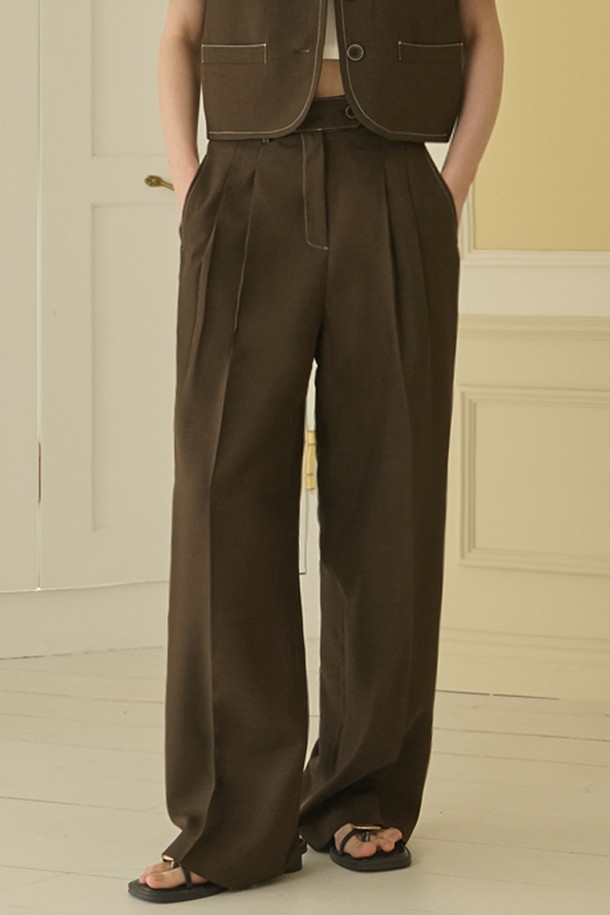 썸머 투턱 와이드 팬츠_브라운은 여름 시즌 시원하게 즐길 수 있는 여성용 와이드 팬츠입니다. 베이직하고 클래식한 무드의 디자인으로, 오피스룩이나 출근룩에 적합합니다. 얇고 부드러운 폴리에스테르 소재로 제작되어 린넨과 유사한 쿨 터치감을 선사하며, 가볍게 착용할 수 있습니다. 투턱 디자인과 메탈 버튼 디테일, 사이드 포켓으로 실용성을 더했으며, 내추럴한 플리츠 디테일이 돋보입니다. 브라운, 네이비, 블랙 세 가지 색상으로 제공됩니다.
