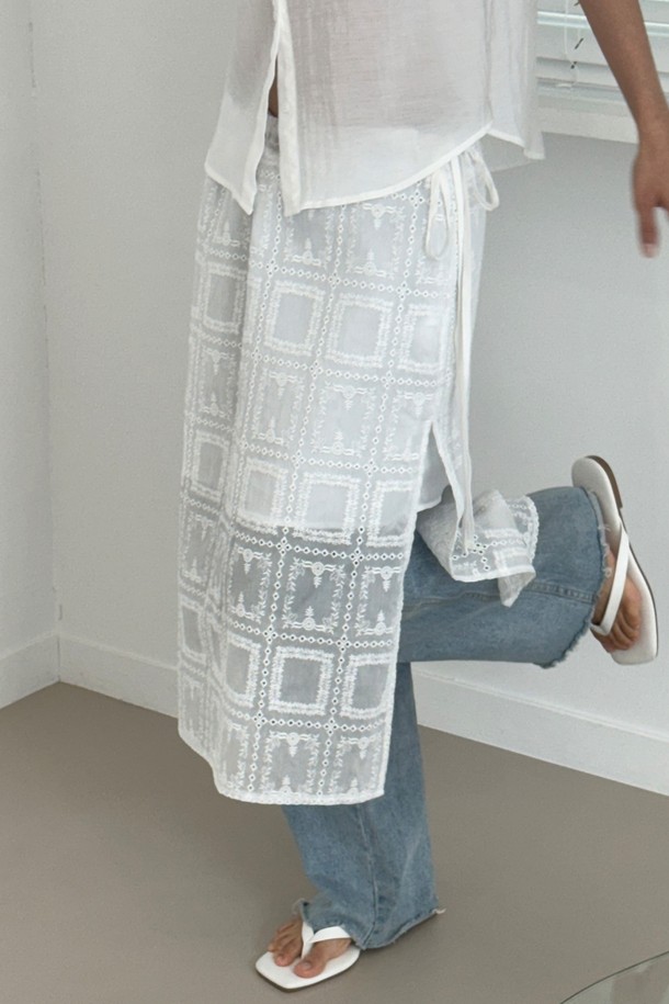 시스루 자수 레이스 슬릿 스커트는 봄, 여름 시즌 여성의 우아하고 엘레강스한 스타일을 완성해 줄 아이템입니다. 부드러운 레이온과 나일론 혼방 소재로 제작되어 편안한 착용감을 선사하며, 릴랙스 핏과 H라인 실루엣으로 은은한 여성스러움을 강조합니다. 허리 스트링으로 사이즈 조절이 가능하며, 롱 사이드 슬릿 디자인이 시원하고 세련된 느낌을 더합니다. 이너 라이닝이 포함되어 비침 걱정 없이, 데이트룩, 카페룩, 휴가룩 등 다양한 TPO에 맞춰 클래식, 미니멀, 로맨틱 스타일을 연출할 수 있습니다. 특히, 시스루 자수 레이스 셔츠와 함께 세트 아이템으로 활용하여 더욱 스타일리시하게 연출해 보세요.
