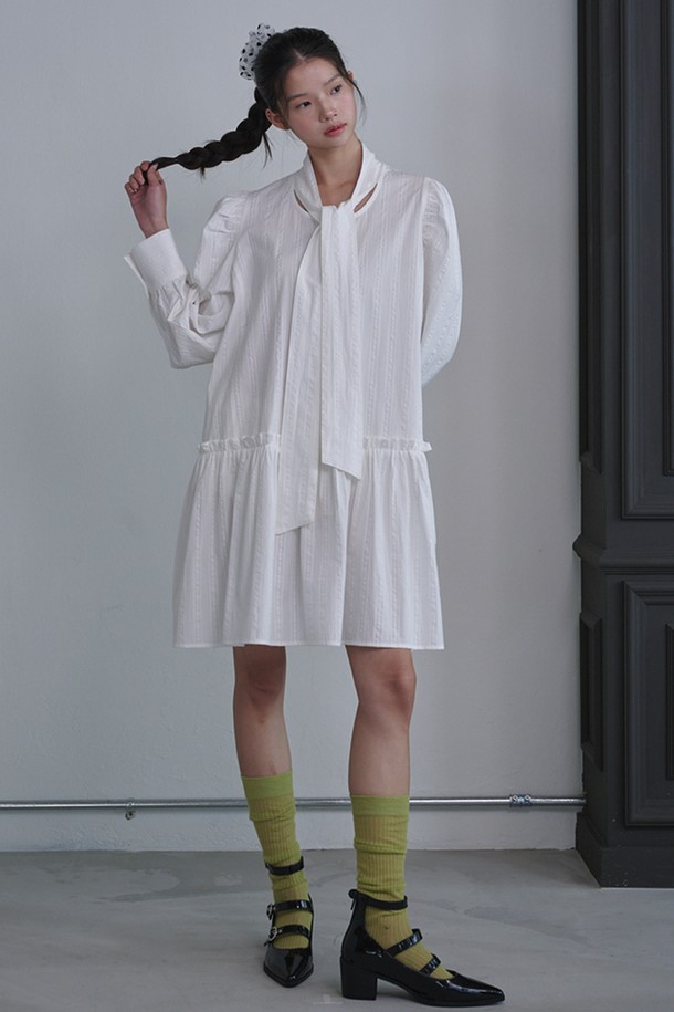 퍼프 슬리브 스카프 미니 드레스_화이트는 우아함과 클래식함을 동시에 선사하는 여성 미니 원피스입니다. 부드러운 면 소재로 제작되어 편안한 착용감을 자랑하며, 봄, 여름 계절에 시원하게 즐길 수 있습니다. 스퀘어넥 디자인과 A라인 핏이 여성스러운 실루엣을 연출하며, 허리 셔링과 스카프, 타이 디테일이 더해져 다양한 스타일링을 연출할 수 있습니다. 긴 소매와 화이트, 블랙 컬러 구성으로 데이트룩, 카페룩, 모임룩 등 TPO에 맞춰 로맨틱하고 미니멀한 스타일을 완성해보세요. 단독 또는 레이어드하여 다채로운 분위기를 연출할 수 있는 매력적인 아이템입니다.
