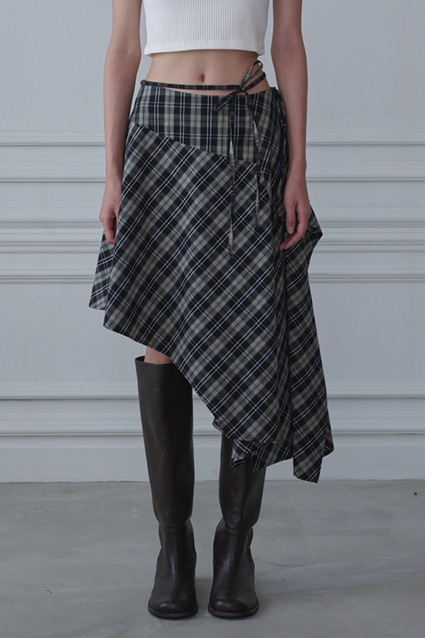 언밸런스 레이어드 체크 스커트_블랙은 모던하면서도 클래식한 스타일을 연출하는 여성용 스커트입니다. 부드러운 면 소재로 제작되어 편안한 착용감을 선사하며, 봄, 가을에 입기 좋습니다. 블랙과 블루 두 가지 색상으로 출시되었으며, 언밸런스 A라인 핏과 레이어드 디자인이 특징입니다. 비대칭 햄라인, 슬릿 및 러플 디테일, 허리 스트링이 더해져 세련된 포인트를 더합니다. 데이트룩, 카페룩, 모임룩 등 다양한 TPO에 맞춰 클래식, 미니멀, 로맨틱 스타일을 연출해보세요.
