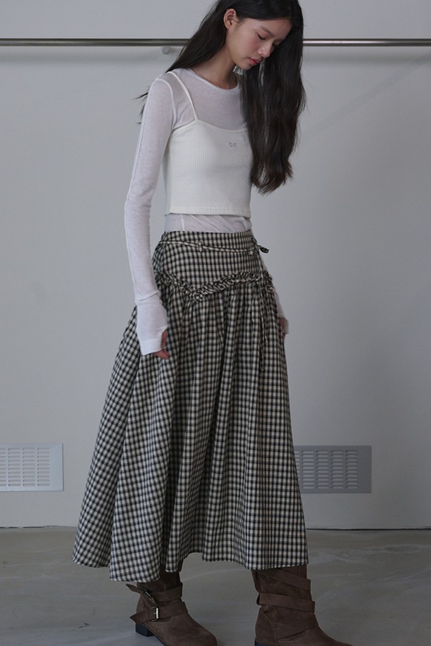 요크 프릴 체크 맥시 스커트_블랙은 여성스러운 무드를 연출하는 A라인 스커트입니다. 부드러운 면과 폴리에스테르 혼방 소재로 제작되어 편안한 착용감을 선사하며, 안감이 있어 비침 걱정 없이 입을 수 있습니다. 요크 라인과 프릴 디테일이 로맨틱한 분위기를 더하고, 체크 패턴이 클래식한 매력을 더합니다. 루즈핏으로 활동성을 높였으며, 블랙과 베이지 컬러로 출시되어 다양한 상의와 매치하여 데이트룩, 카페룩, 모임룩 등 다채로운 스타일을 연출할 수 있습니다. 봄, 가을 계절에 적합하며, 페미닌하고 미니멀한 스타일을 선호하는 분들께 추천합니다.
