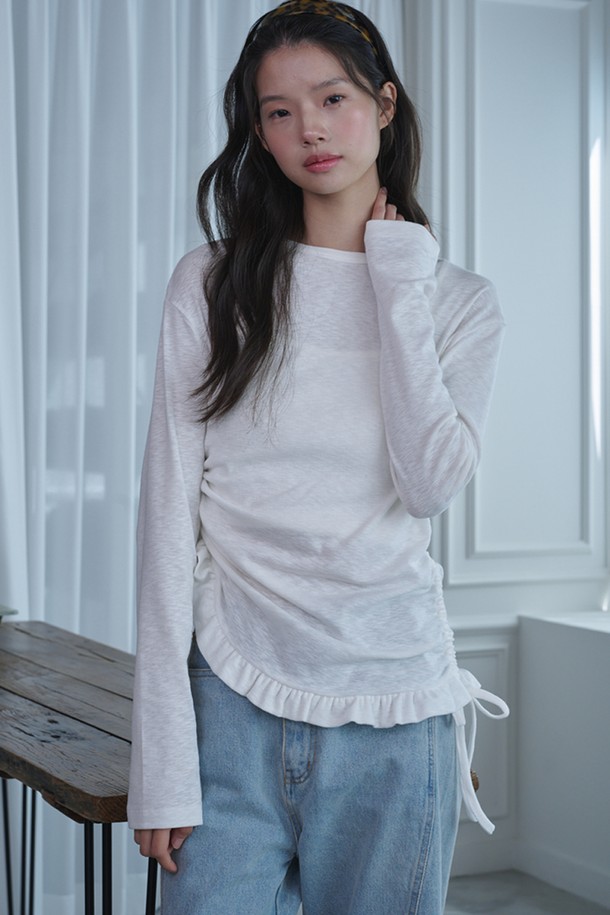 아이보리 색상의 사이드 셔링 프릴 롱 슬리브 티셔츠입니다. 부드러운 모달과 스판덱스 혼방 소재로 제작되어 편안한 착용감을 선사합니다. 옆면 셔링과 프릴 디테일이 우아한 분위기를 연출하며, 슬럽 텍스처로 은은한 포인트를 더했습니다. 단독 또는 레이어드하여 사계절 내내 다양하게 활용 가능하며, 데이트룩, 카페룩 등 스타일에 미니멀, 클래식, 로맨틱 무드를 더해줍니다. 라운드넥과 레귤러핏으로 부담 없이 즐겨 입을 수 있습니다.
