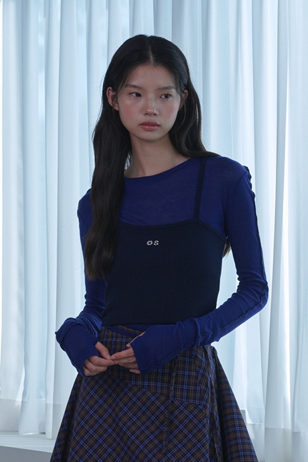 시스루 울 저지 티셔츠_블루는 가을, 겨울 시즌 여성 의류입니다. 부드러운 촉감의 울과 레이온 혼방 소재로 제작되었으며, 슬림핏 라운드넥 디자인입니다. 얇은 두께의 긴소매 티셔츠로, 손가락 홀과 백 심라인, 소매 심라인 디테일이 특징입니다. 다양한 스타일 연출이 가능하며, 단독 또는 레이어드하여 데이트룩, 카페룩, 겨울 데일리룩 등 다채로운 TPO에 활용할 수 있습니다. 미니멀, 클래식, 시크 스타일을 즐기는 분들께 추천합니다.
