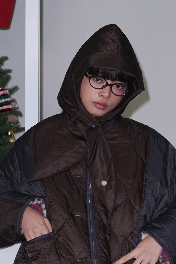 퀼티드 패딩 바라클라바_브라운은 겨울철 따뜻함을 책임지는 모자입니다. 퀄팅 디자인과 두꺼운 두께로 제작되어, 추운 날씨에도 포근함을 선사합니다. 남녀 공용으로 착용 가능하며, 캐주얼, 미니멀, 클래식 스타일 모두 소화 가능합니다. 브라운 컬러는 어떤 옷에도 자연스럽게 매치되어 데일리룩에 포인트를 더합니다. 일상생활에서 스타일리시하게 활용할 수 있는 아이템입니다.
