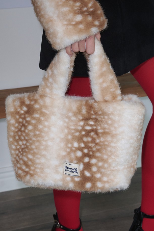 부드러운 퍼(Fur) 소재로 포근함을 더한 Soft Fur 토트백_밤비 베이지입니다. 여성스러운 데이트룩, 모임룩, 연말 모임룩에 포인트를 더할 수 있는 아이템입니다. 클래식, 캐주얼, 로맨틱 스타일 모두 소화 가능하며, 부드러운 촉감과 애니멀 패턴이 특징입니다. ONE SIZE 사이즈로 제작되었으며, 가을, 겨울 시즌에 따뜻하게 연출할 수 있습니다. 페이크퍼(Fake Fur) 소재로 제작되어 트렌디한 감각을 더했습니다.
